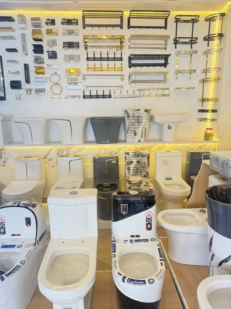 Toilets, basins and accessory wall in the Brazil Plumbing Center showroom
